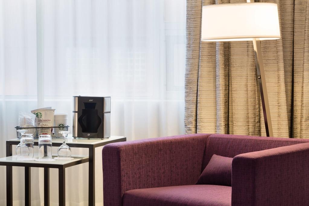 Coast Edmonton Plaza Hotel By Apa Quarto foto