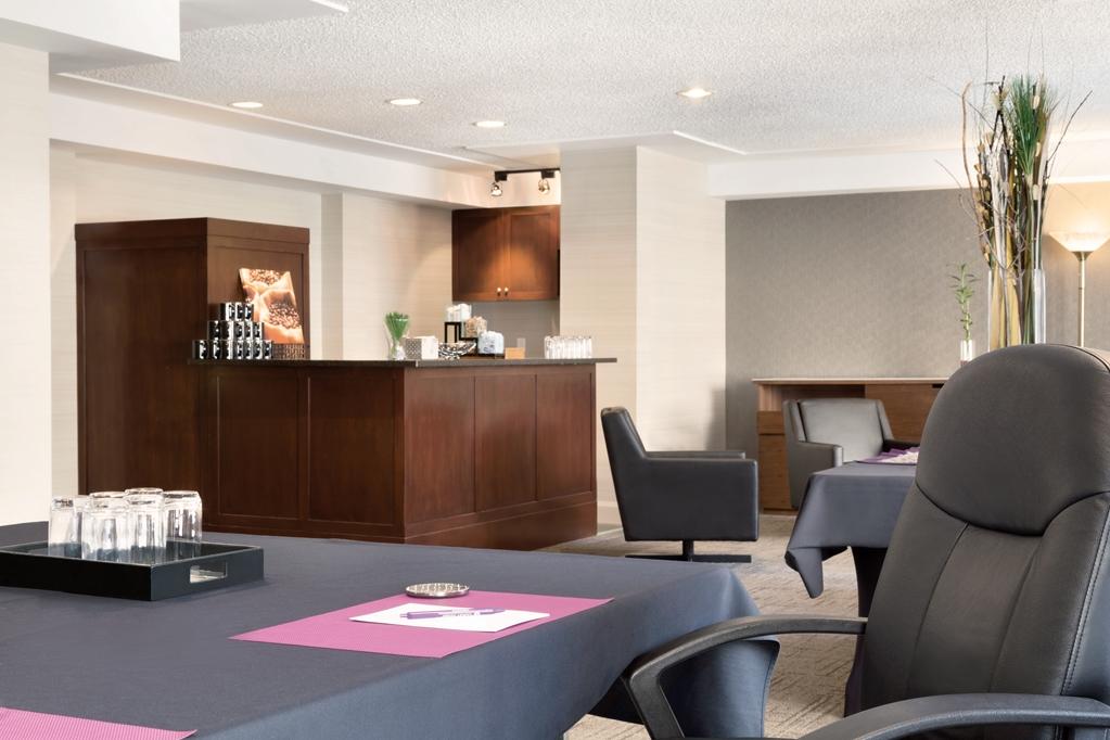 Coast Edmonton Plaza Hotel By Apa Restaurante foto