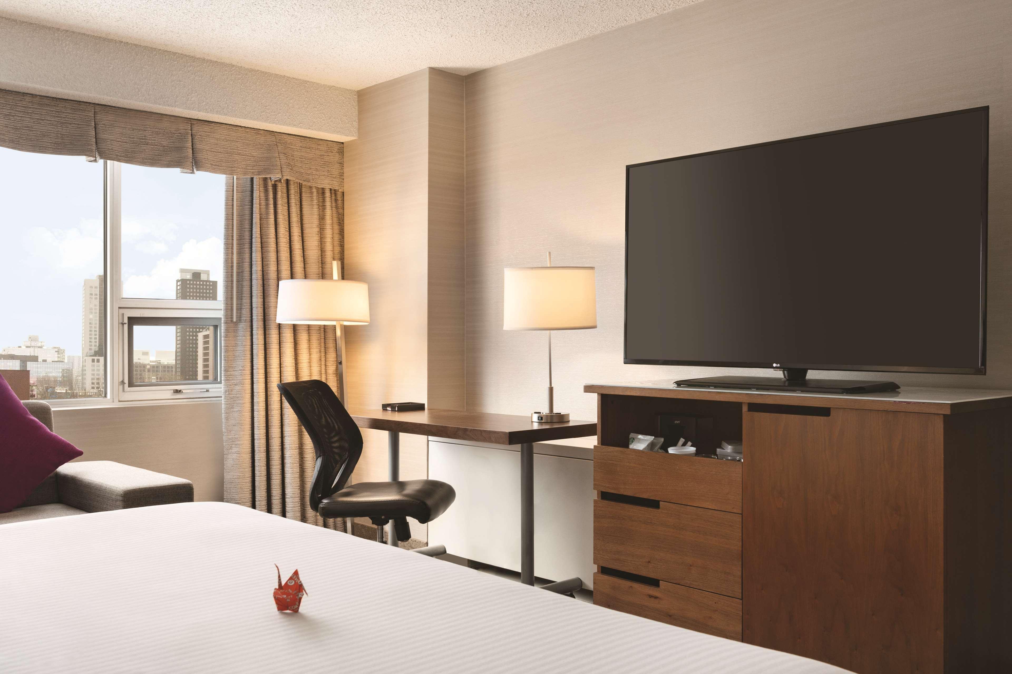 Coast Edmonton Plaza Hotel By Apa Exterior foto