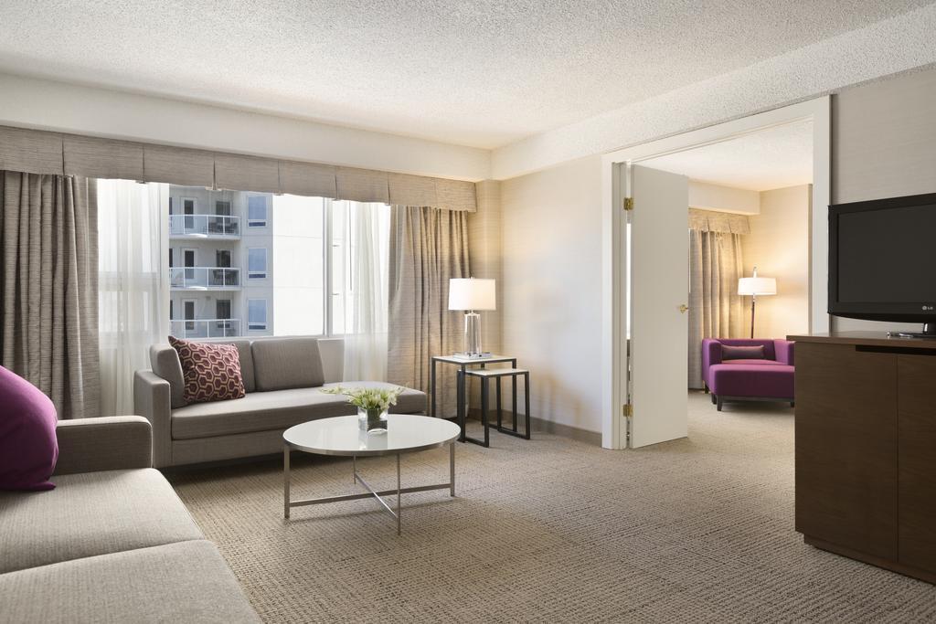 Coast Edmonton Plaza Hotel By Apa Exterior foto