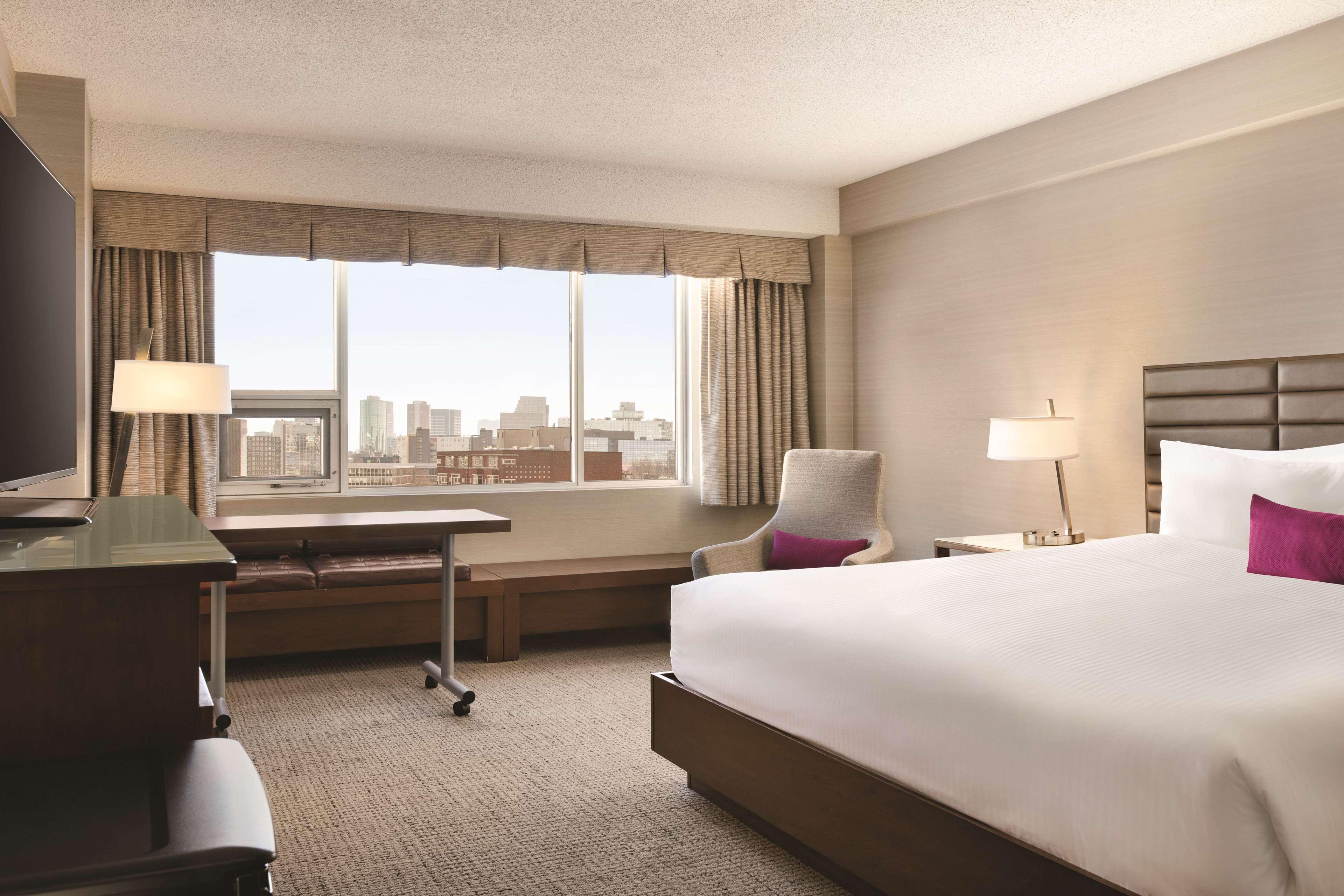 Coast Edmonton Plaza Hotel By Apa Exterior foto