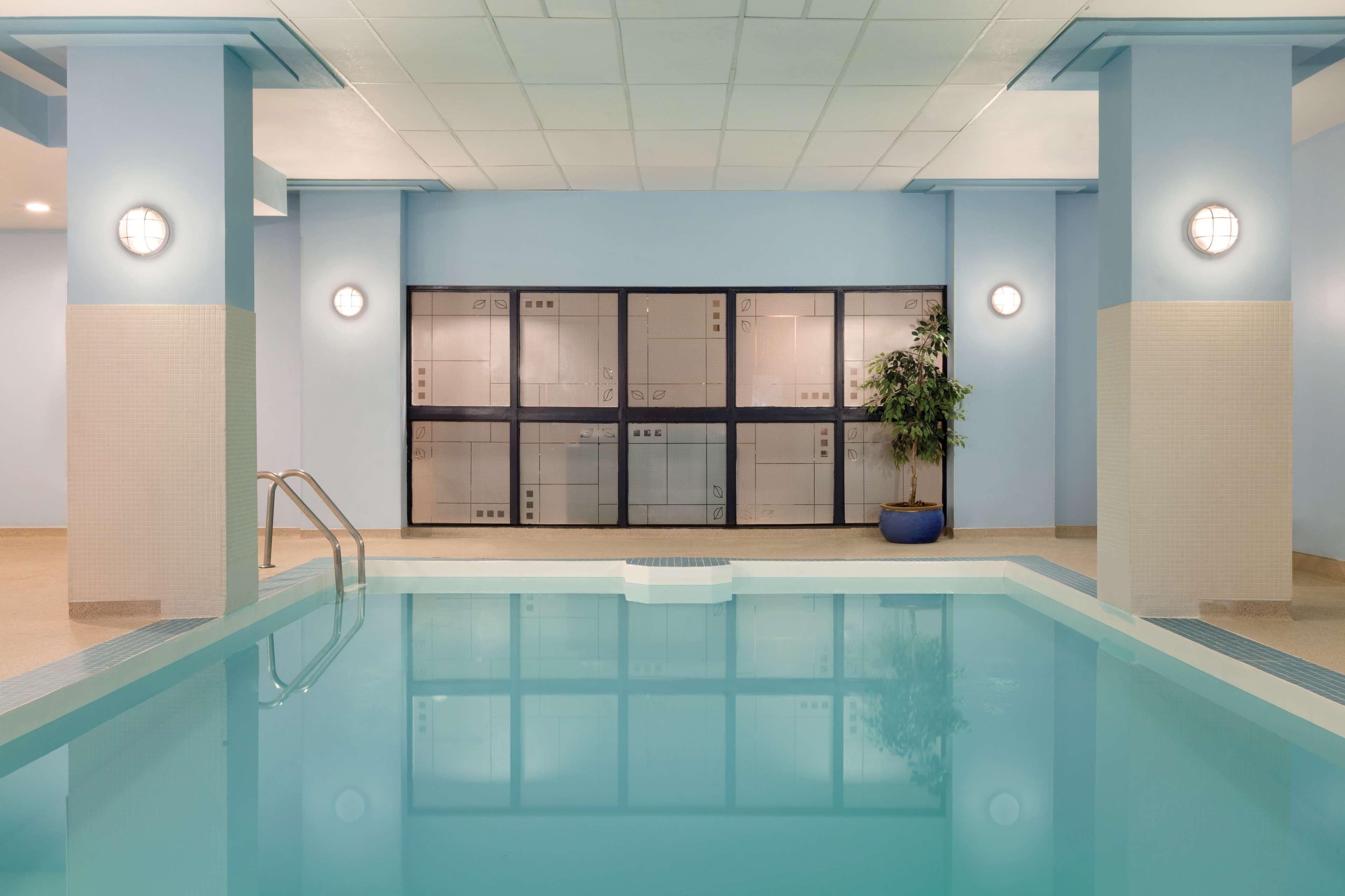 Coast Edmonton Plaza Hotel By Apa Exterior foto