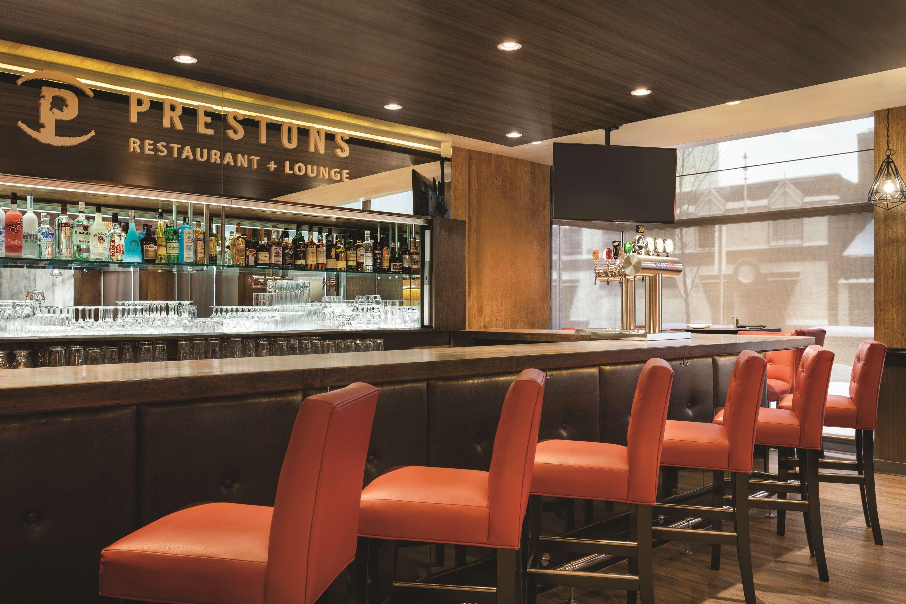 Coast Edmonton Plaza Hotel By Apa Exterior foto