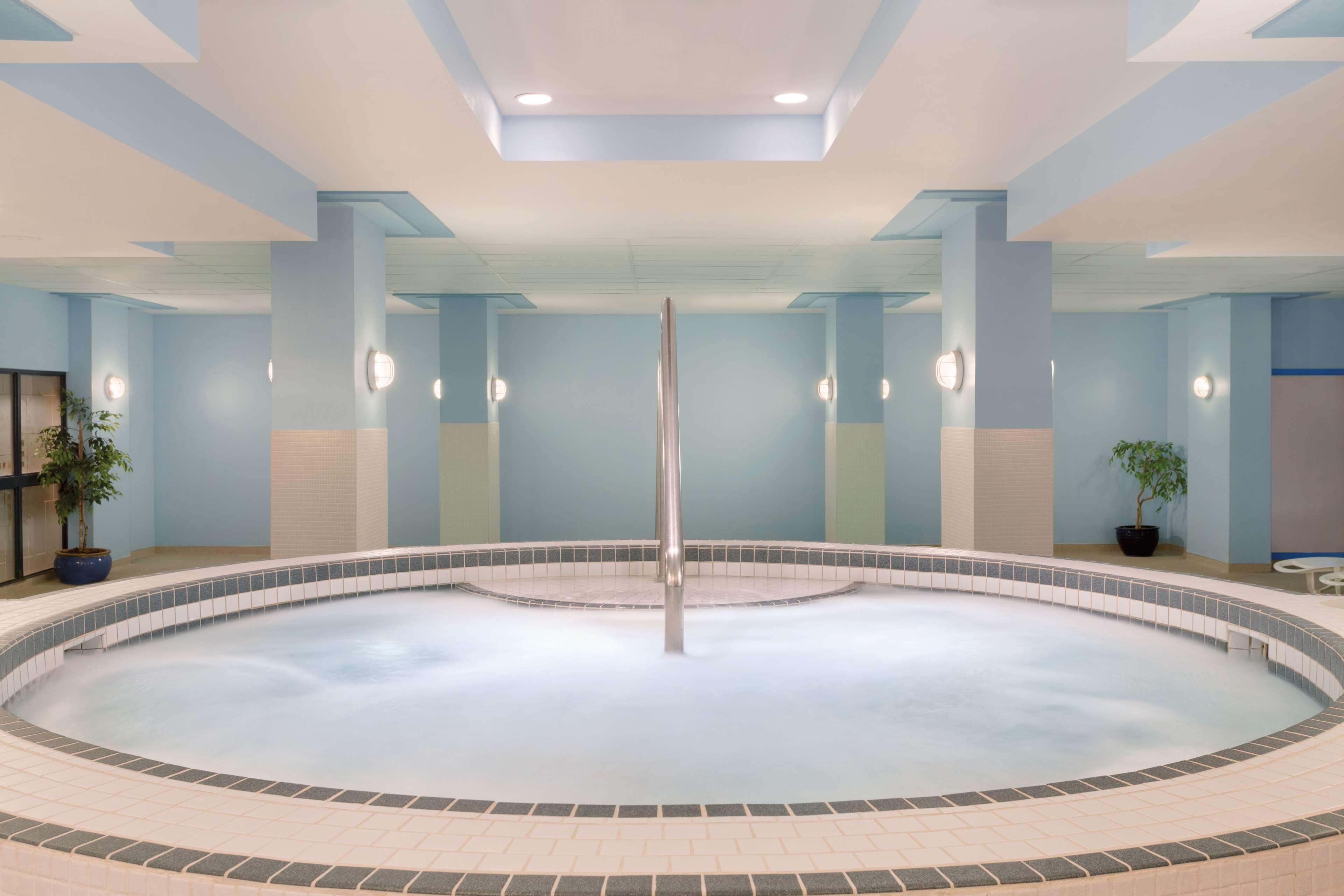 Coast Edmonton Plaza Hotel By Apa Exterior foto