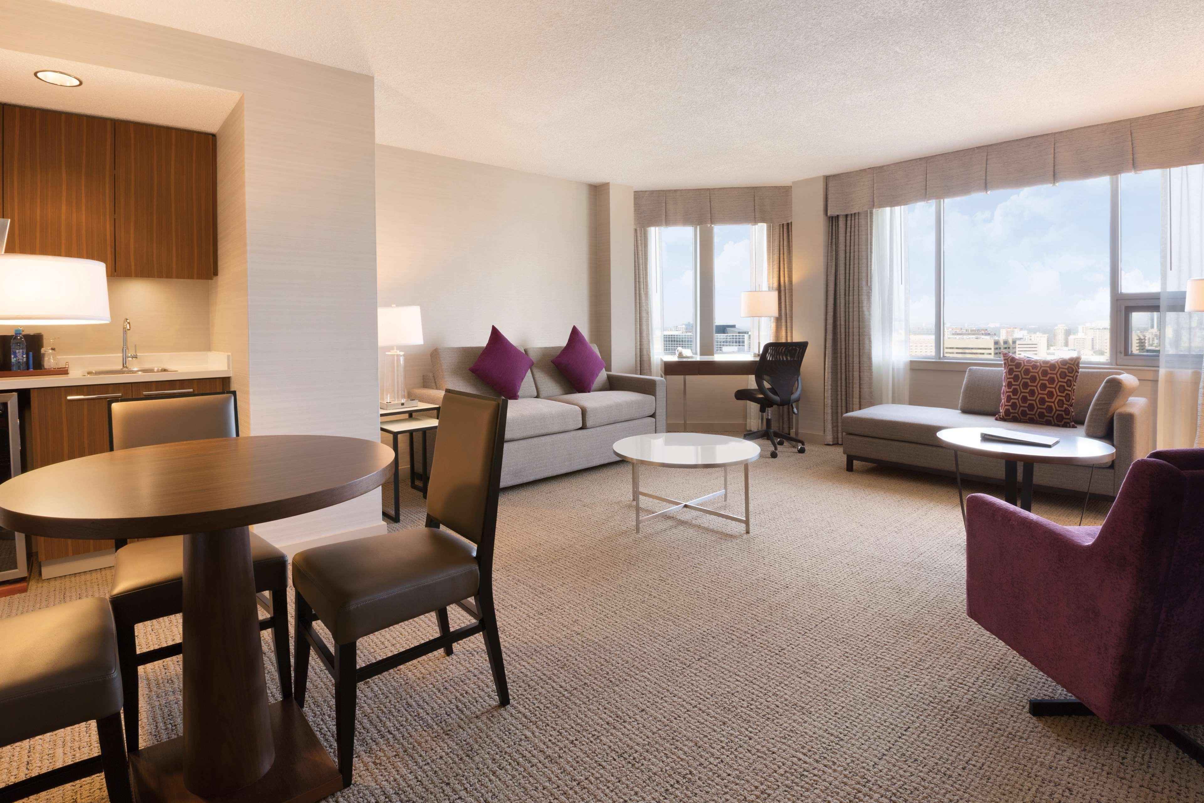 Coast Edmonton Plaza Hotel By Apa Exterior foto