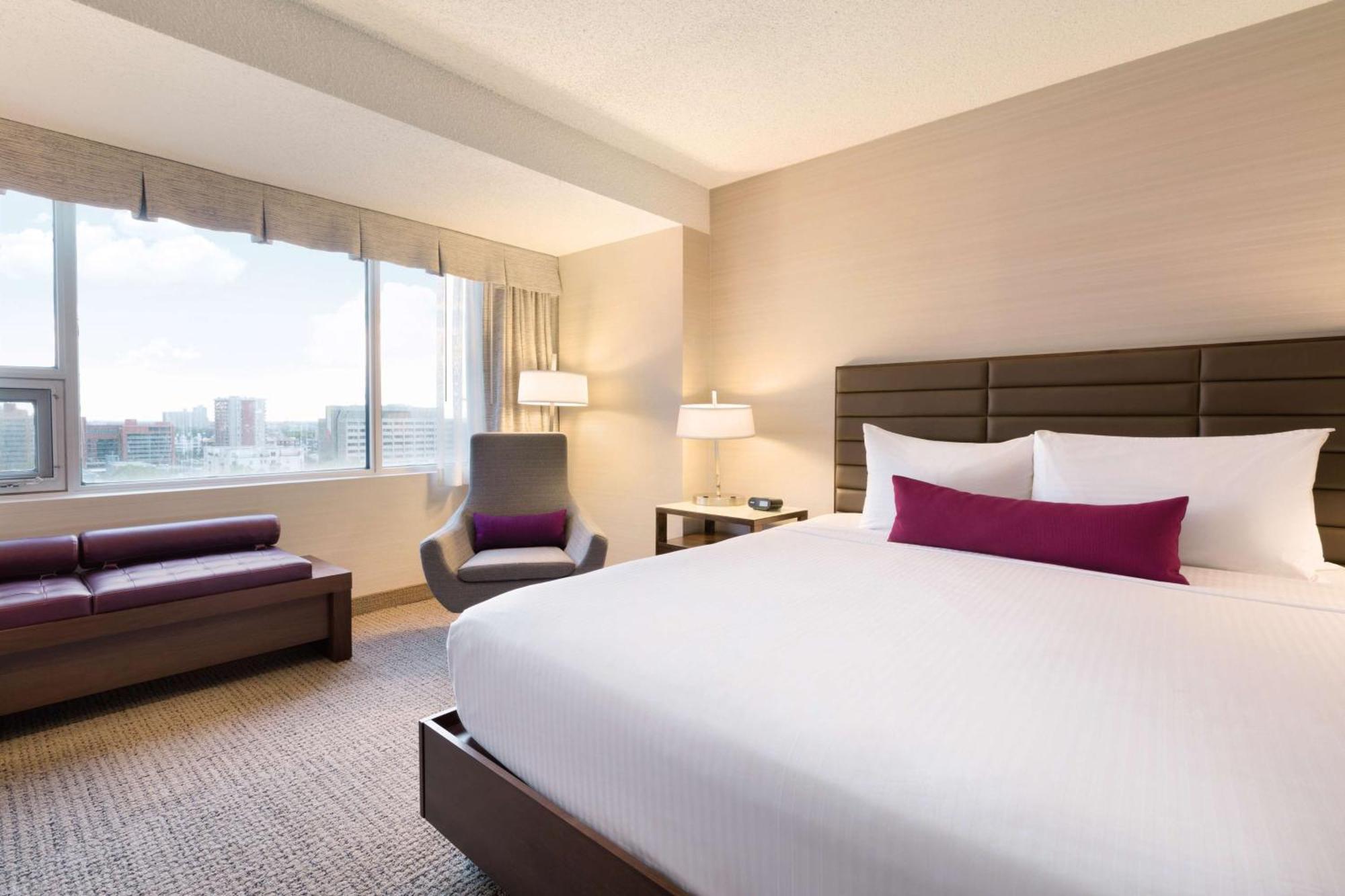 Coast Edmonton Plaza Hotel By Apa Exterior foto