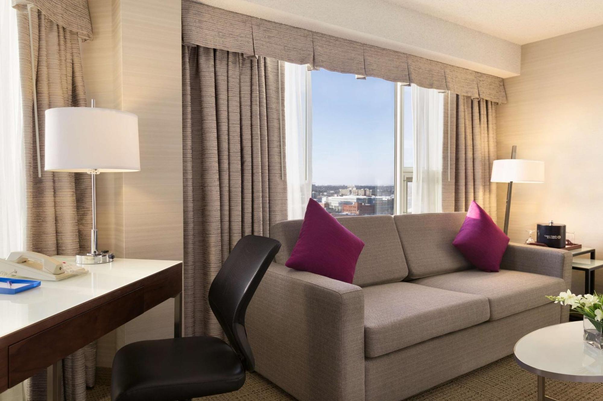 Coast Edmonton Plaza Hotel By Apa Exterior foto