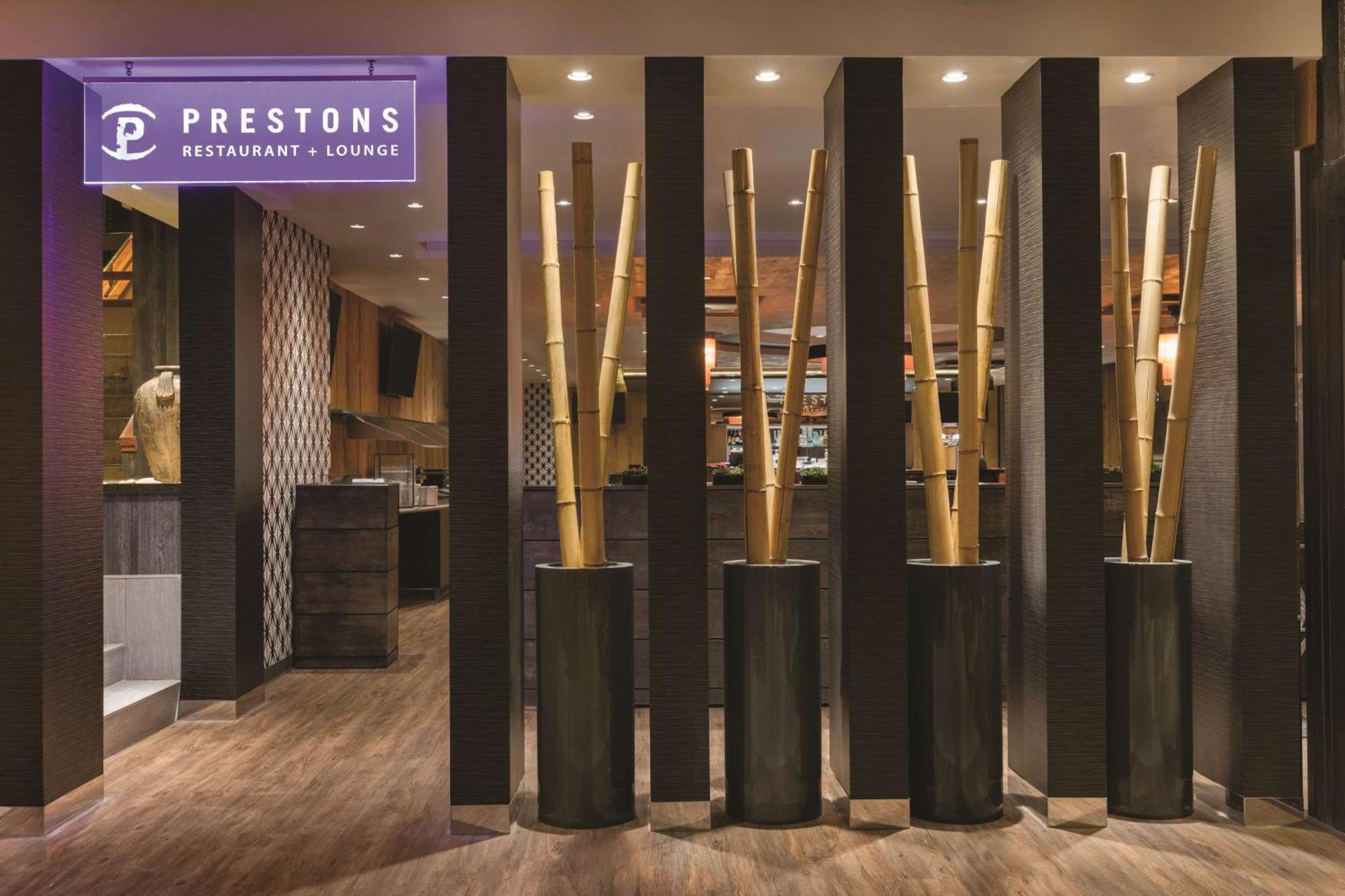 Coast Edmonton Plaza Hotel By Apa Exterior foto