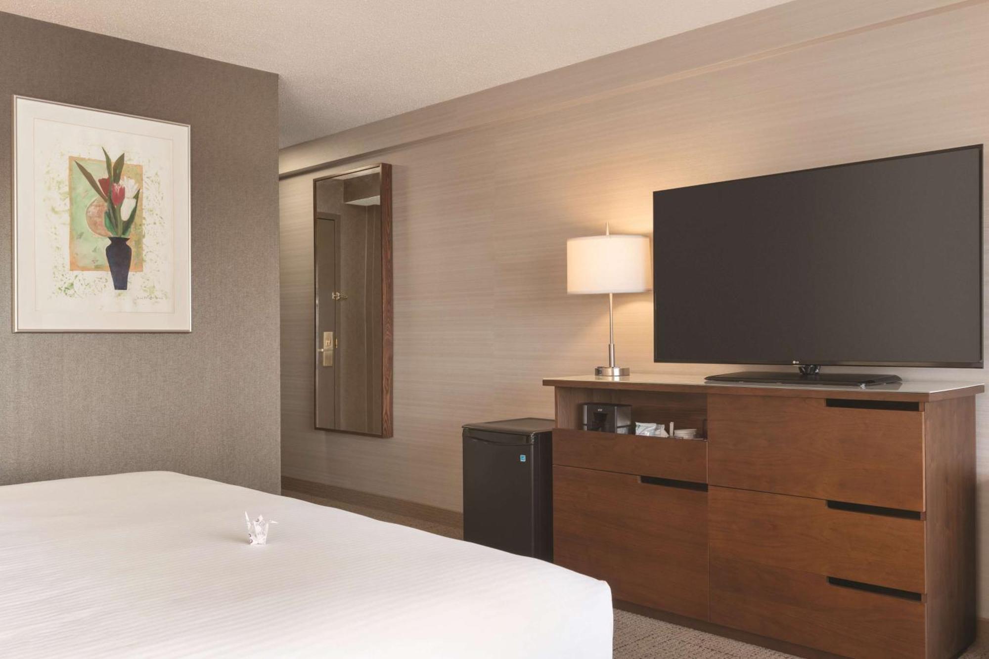 Coast Edmonton Plaza Hotel By Apa Exterior foto