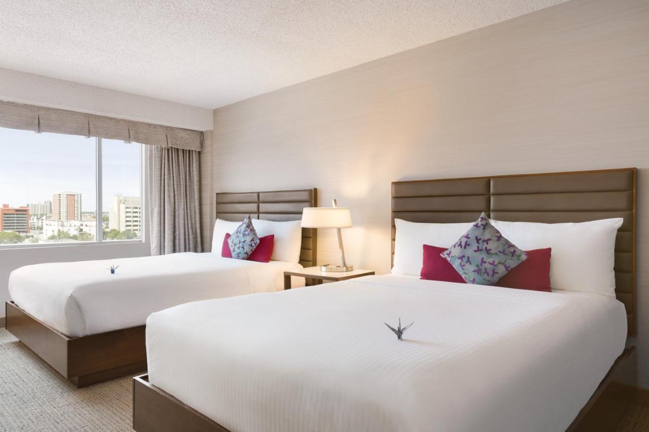 Coast Edmonton Plaza Hotel By Apa Exterior foto